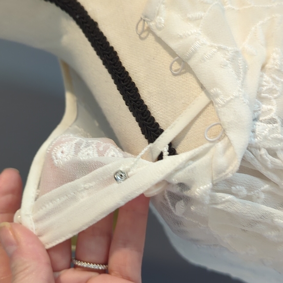 ✨HP✨ EUC J.Crew White Lace Overlay Eyelet Top - Size: M - Picture 8 of 15